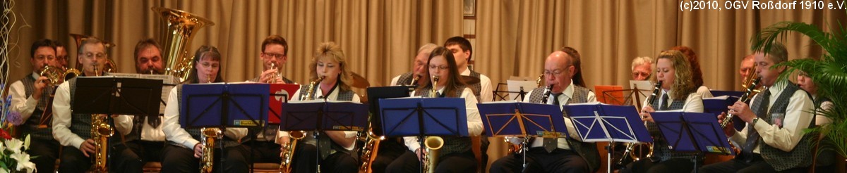 Das kleine Blasorchester der Kapelle der Freiwilligen Feuerwehr Bruchkbel